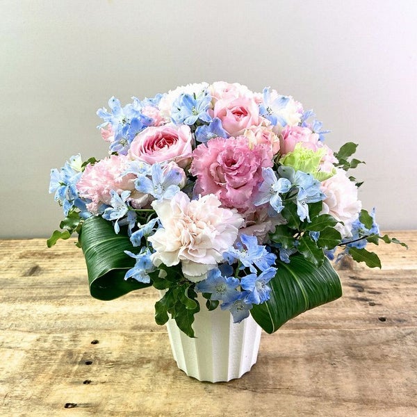 お花のプレゼント、贈り物。水色とピンク色の花束・アレンジメントを贈る。フラワーギフト