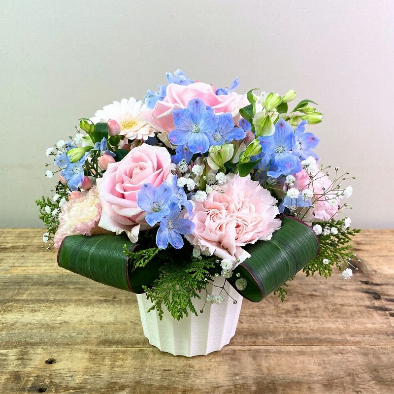 お花のプレゼント、贈り物。水色とピンク色の花束・アレンジメントを贈る。フラワーギフト