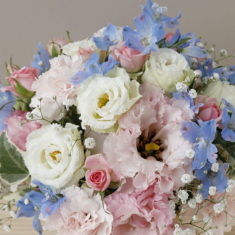 お花のプレゼント、贈り物。水色とピンク色の花束・アレンジメントを贈る。フラワーギフト