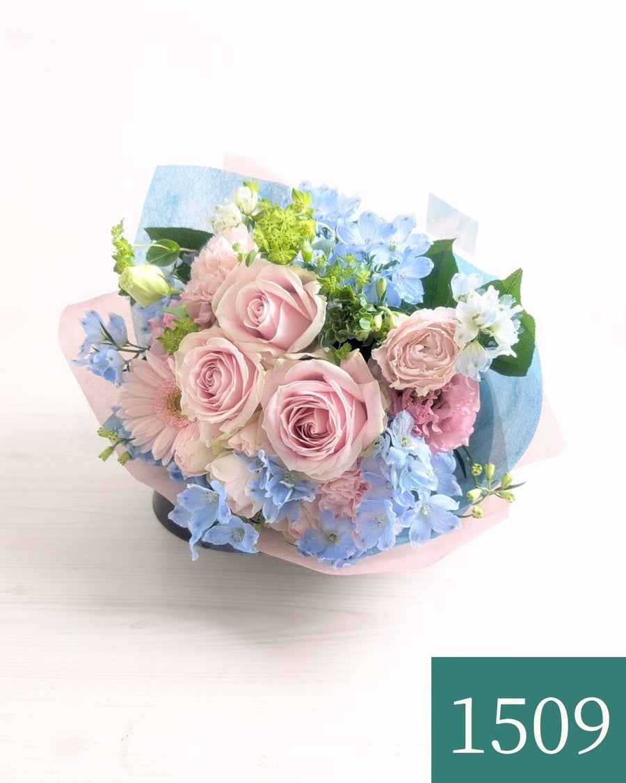 お花のプレゼント、贈り物。水色とピンク色の花束・アレンジメントを贈る。フラワーギフト