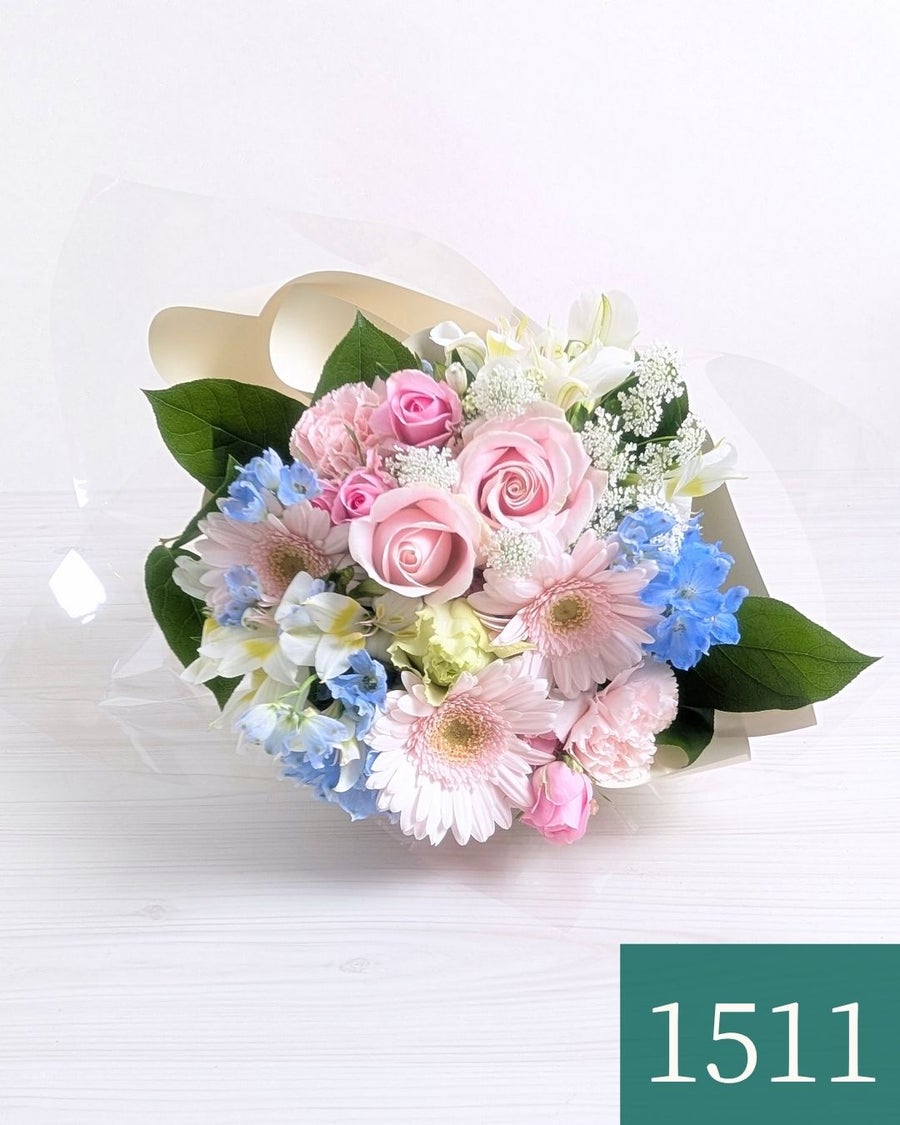 お花のプレゼント、贈り物。水色とピンク色の花束・アレンジメントを贈る。フラワーギフト