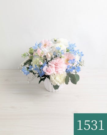 お花のプレゼント、贈り物。水色とピンク色の花束・アレンジメントを贈る。フラワーギフト