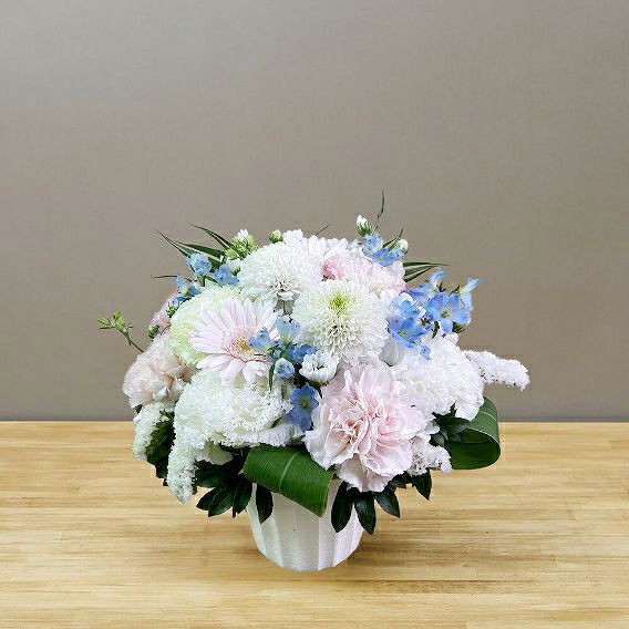 お花のプレゼント、贈り物。水色とピンク色の花束・アレンジメントを贈る。フラワーギフト