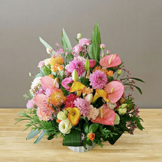 お花のプレゼント、贈り物。オレンジ色とピンク色の花束・アレンジメントを贈る。フラワーギフト