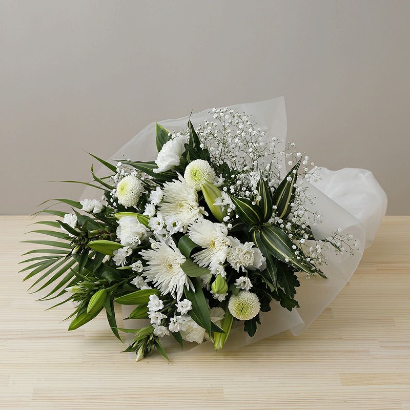 お花のプレゼント、贈り物。オレンジ色とピンク色の花束・アレンジメントを贈る。フラワーギフト