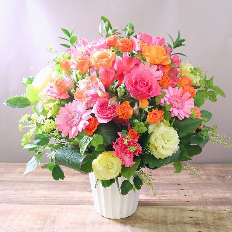 お花のプレゼント、贈り物。オレンジ色とピンク色の花束・アレンジメントを贈る。フラワーギフト