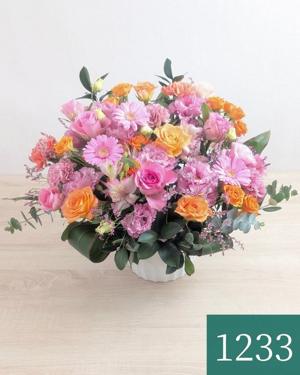 お花のプレゼント、贈り物。オレンジ色とピンク色の花束・アレンジメントを贈る。フラワーギフト