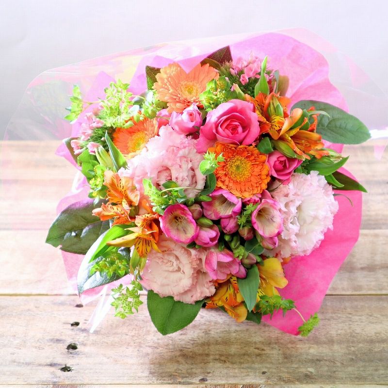 お花のプレゼント、贈り物。オレンジ色とピンク色の花束・アレンジメントを贈る。フラワーギフト