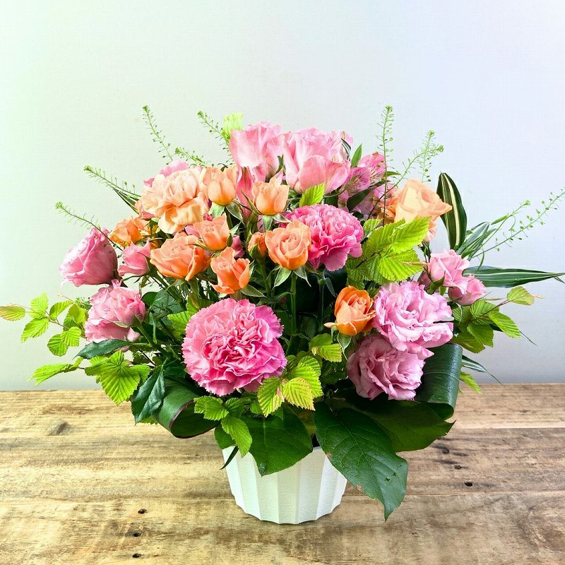 お花のプレゼント、贈り物。オレンジ色とピンク色の花束・アレンジメントを贈る。フラワーギフト