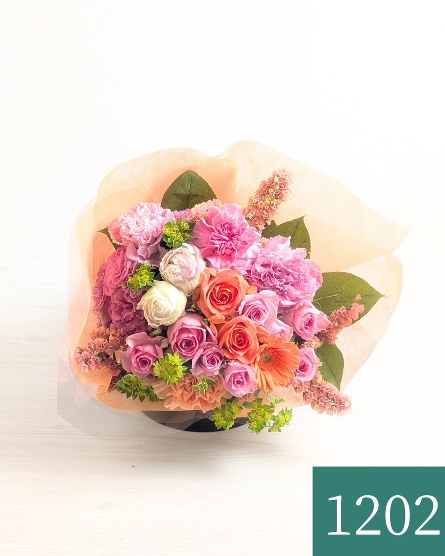 お花のプレゼント、贈り物。オレンジ色とピンク色の花束・アレンジメントを贈る。フラワーギフト