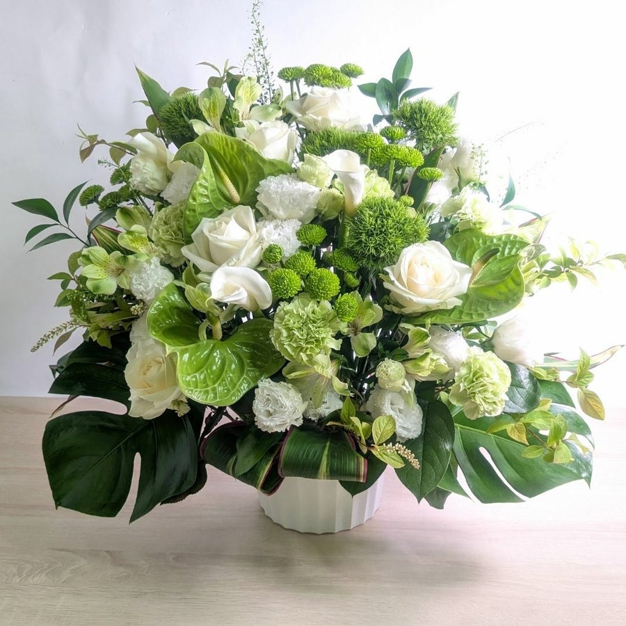 お花のプレゼント、贈り物。グリーン（緑）と白の花束・アレンジメントを贈る。フラワーギフト