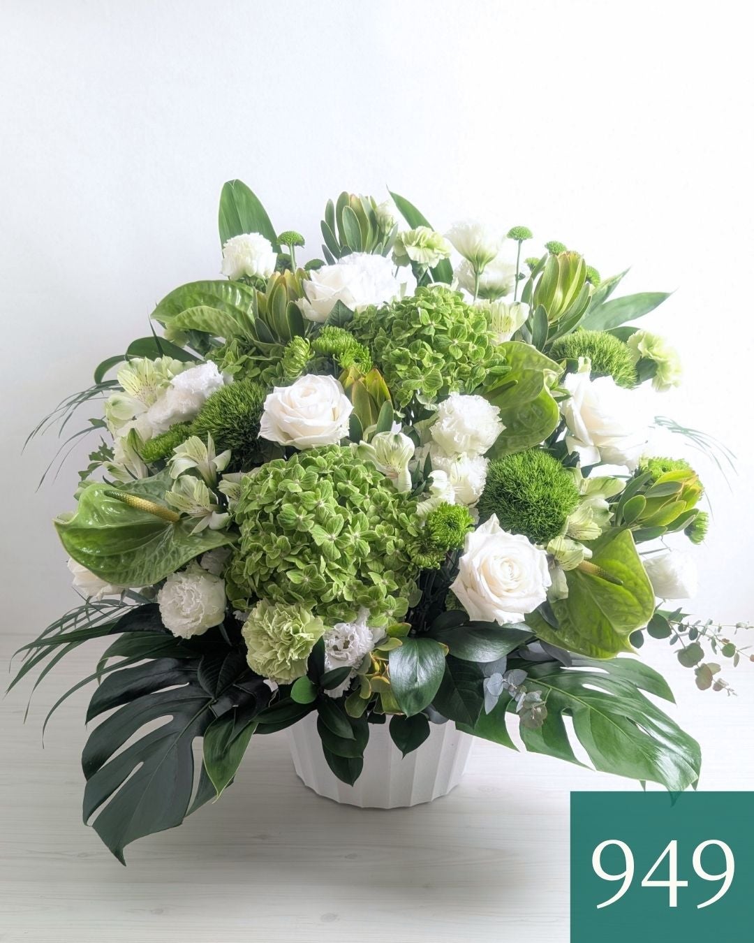 お花のプレゼント、贈り物。グリーン（緑）と白の花束・アレンジメントを贈る。フラワーギフト