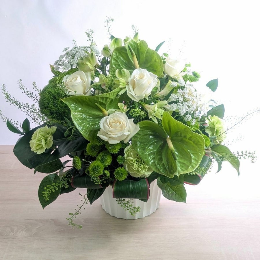 お花のプレゼント、贈り物。グリーン（緑）と白の花束・アレンジメントを贈る。フラワーギフト