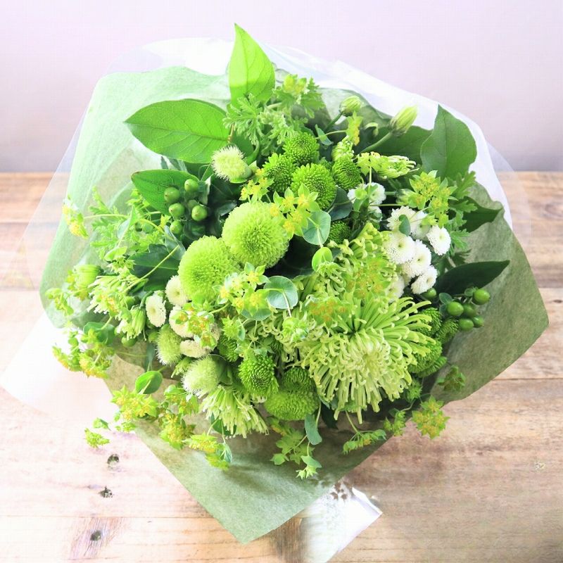 お花のプレゼント、贈り物。グリーン（緑）と白の花束・アレンジメントを贈る。フラワーギフト