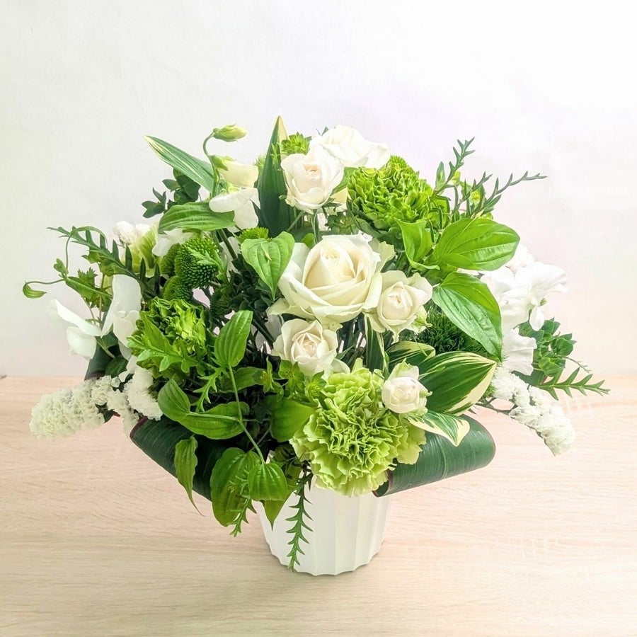 お花のプレゼント、贈り物。グリーン（緑）と白の花束・アレンジメントを贈る。フラワーギフト