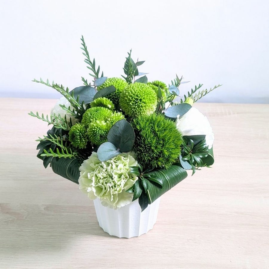 お花のプレゼント、贈り物。グリーン（緑）と白の花束・アレンジメントを贈る。フラワーギフト