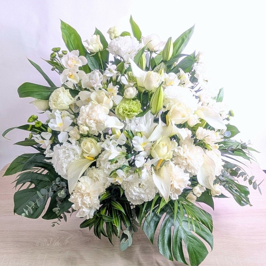 お花のプレゼント、贈り物。クリーム色（オフホワイト）の花束・アレンジメントを贈る。フラワーギフト