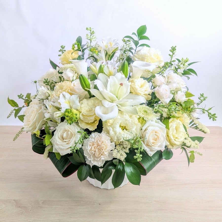 【ホワイト・クリーム系】清楚な白・オフホワイト・バニラ色のアレンジメント・「きなり」  L｜おしゃれな花束・アレンジ通販【最短翌日着】｜花以想（はないも）
