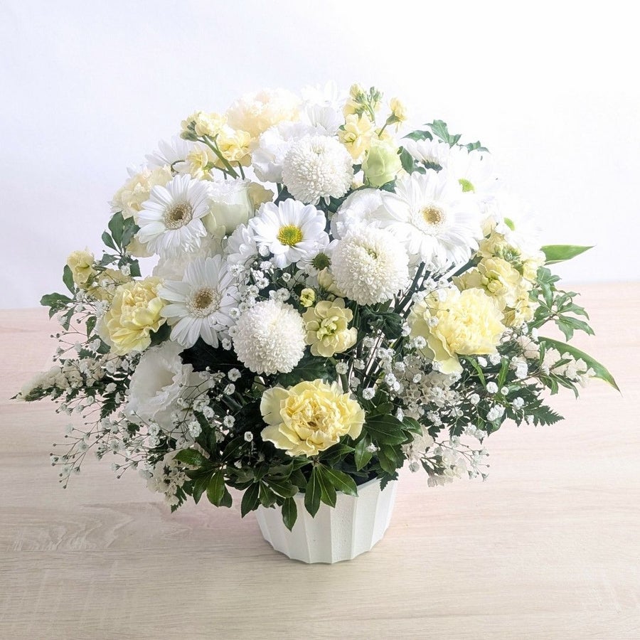 【ホワイト・クリーム系】清楚な白・オフホワイト・バニラ色のアレンジメント・「きなり」  M｜おしゃれな花束・アレンジ通販【最短翌日着】｜花以想（はないも）