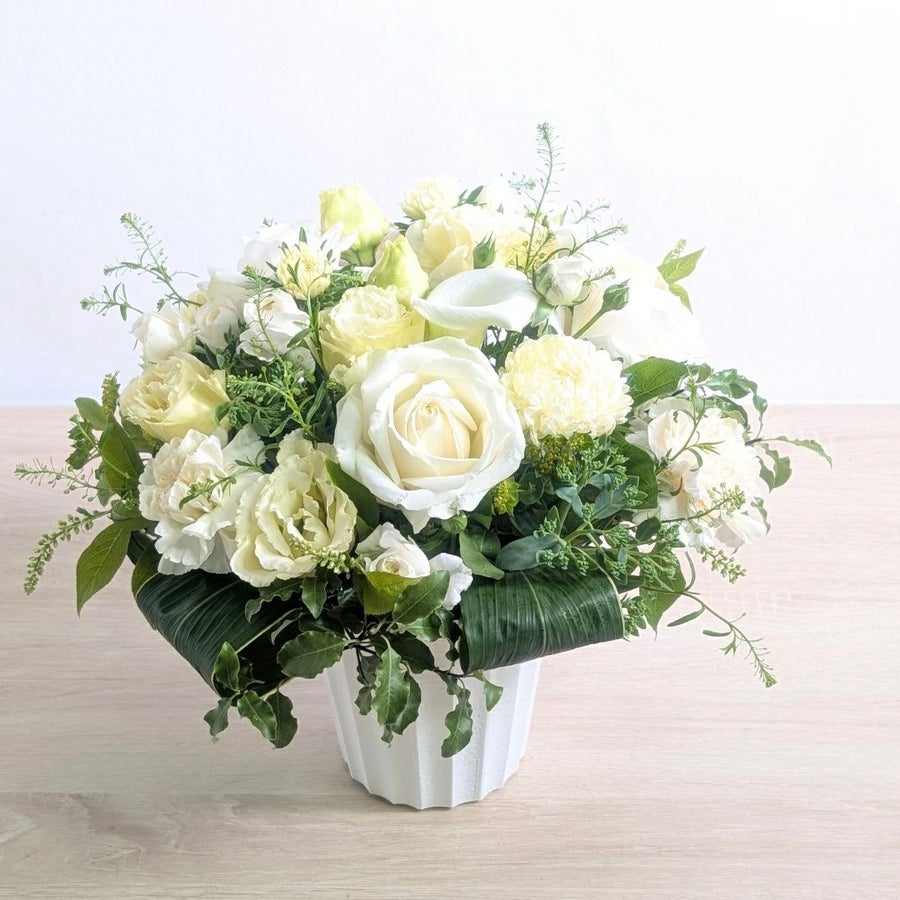 お花のプレゼント、贈り物。クリーム色（オフホワイト）の花束・アレンジメントを贈る。フラワーギフト