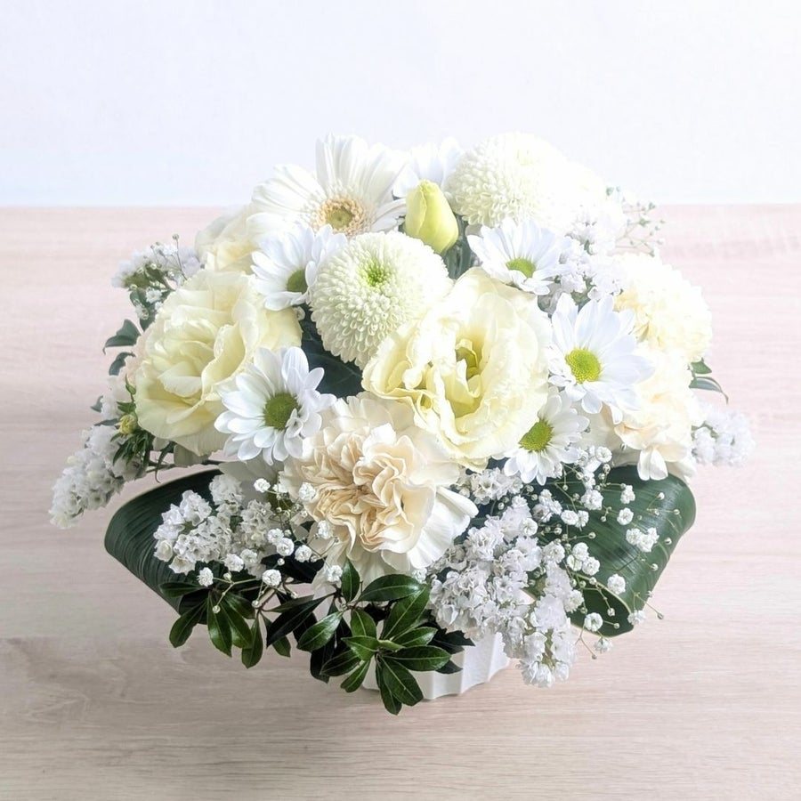 【ホワイト・クリーム系】清楚な白・オフホワイト・バニラ色のアレンジメント・「きなり」  S｜おしゃれな花束・アレンジ通販【最短翌日着】｜花以想（はないも）