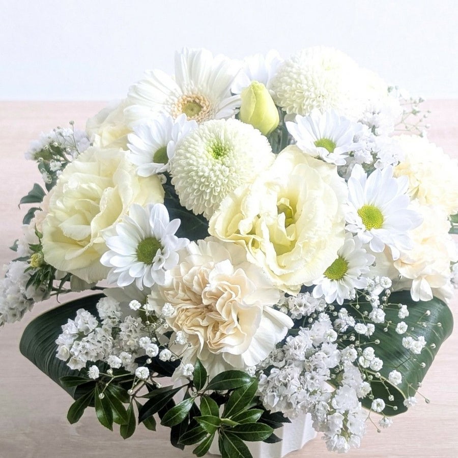 お花のプレゼント、贈り物。クリーム色（オフホワイト）の花束・アレンジメントを贈る。フラワーギフト