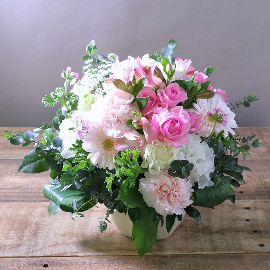 誕生日の花。誕生日を祝う花束・お祝いアレンジメント。誕生日のお祝い花のプレゼント