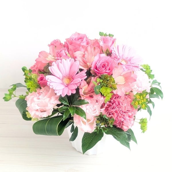 誕生日の花。誕生日を祝う花束・お祝いアレンジメント。誕生日のお祝い花のプレゼント