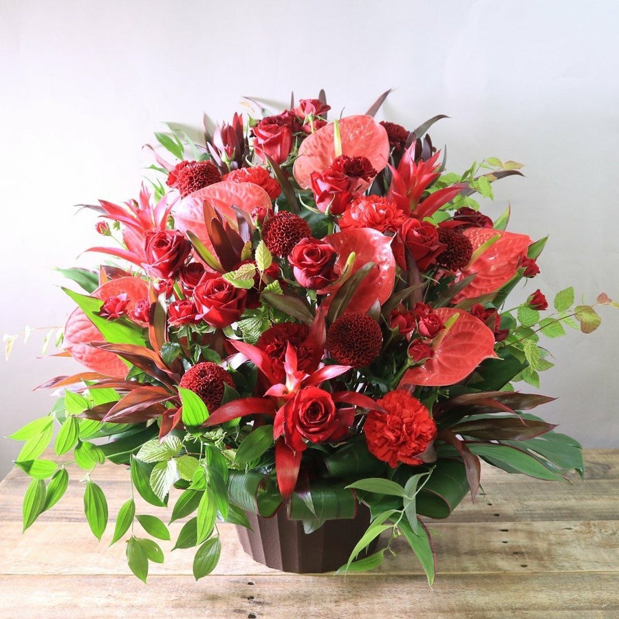 還暦祝いのお花。60歳を祝う赤いバラ・花束・アレンジメント。60歳の誕生日を祝うフラワーギフトの贈り物