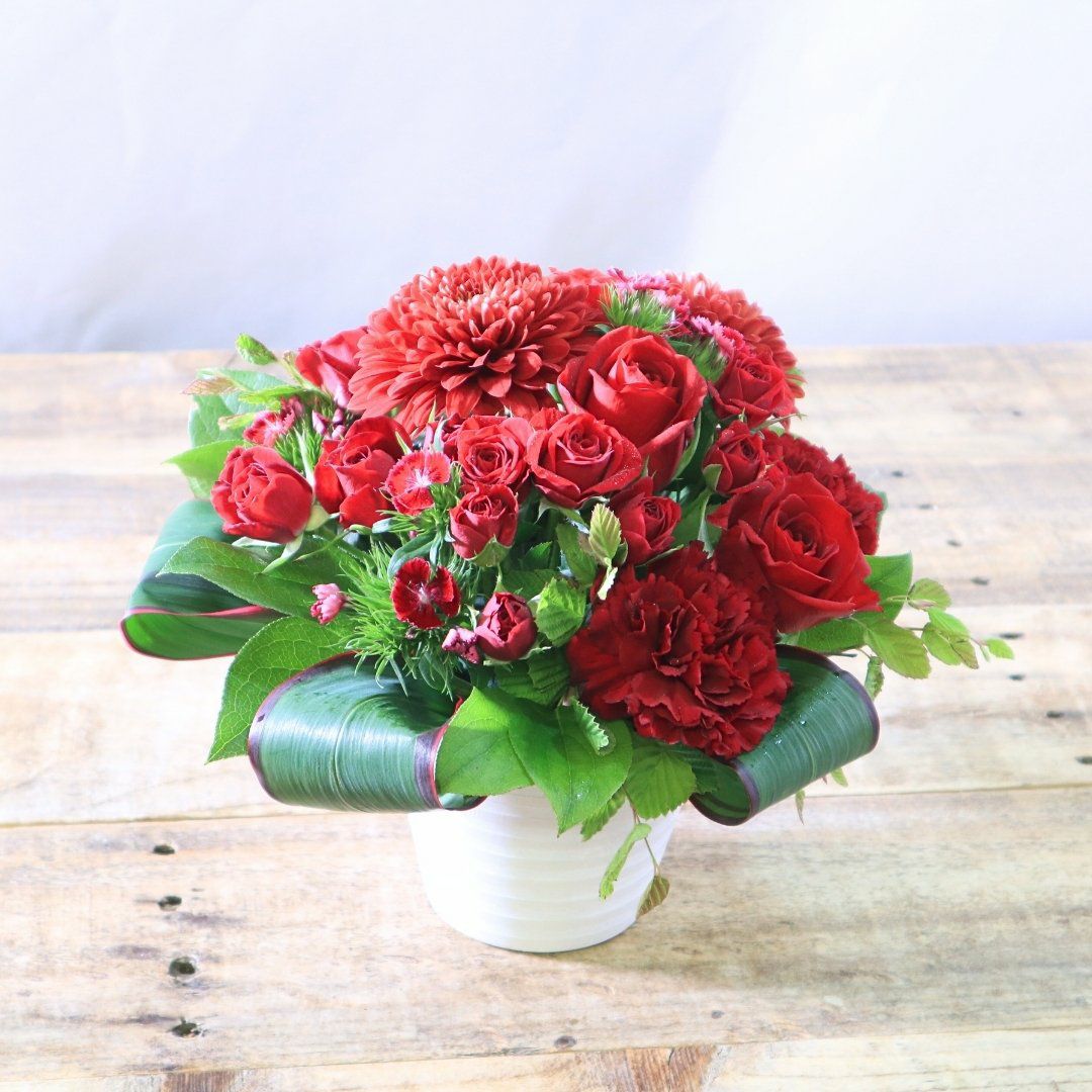 還暦祝いのお花。60歳を祝う赤いバラ・花束・アレンジメント。60歳の誕生日を祝うフラワーギフトの贈り物