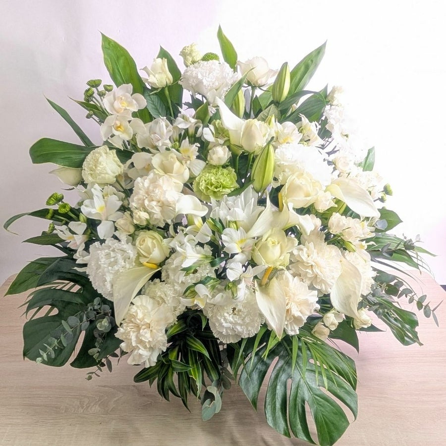 命日のお供え花・お悔やみアレンジメント。家族や友人の命日・祥月命日に贈る花、お供え用のアレンジメント