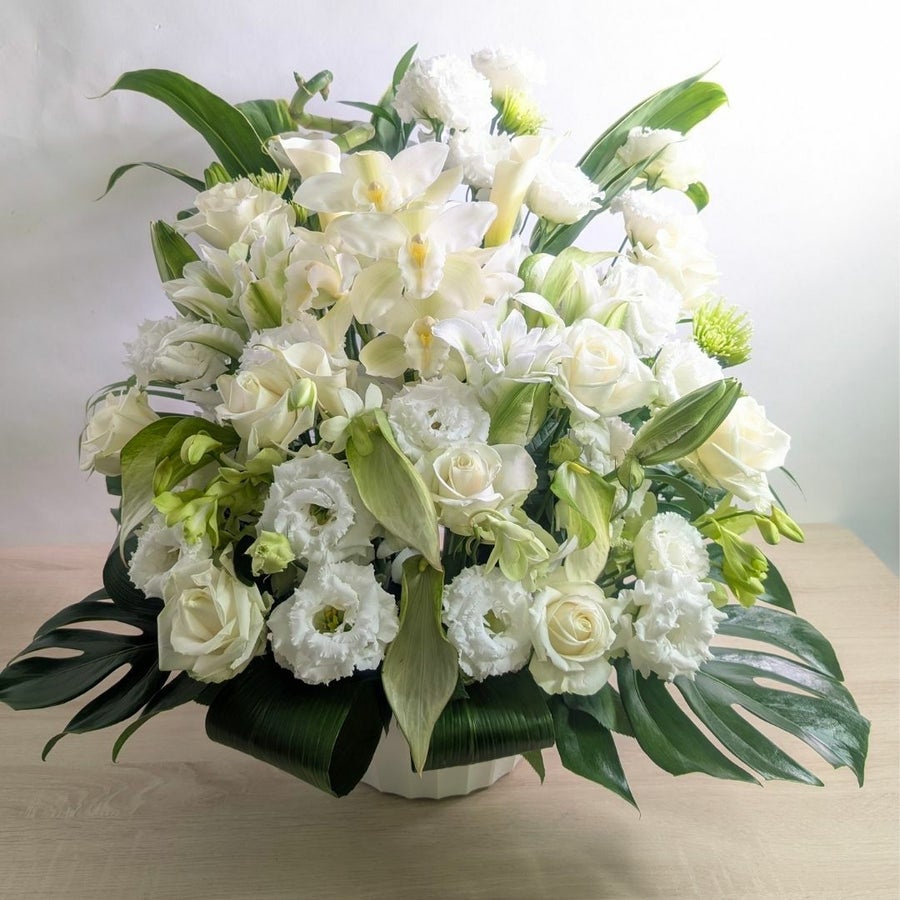 命日のお供え花・お悔やみアレンジメント。家族や友人の命日・祥月命日に贈る花、お供え用のアレンジメント