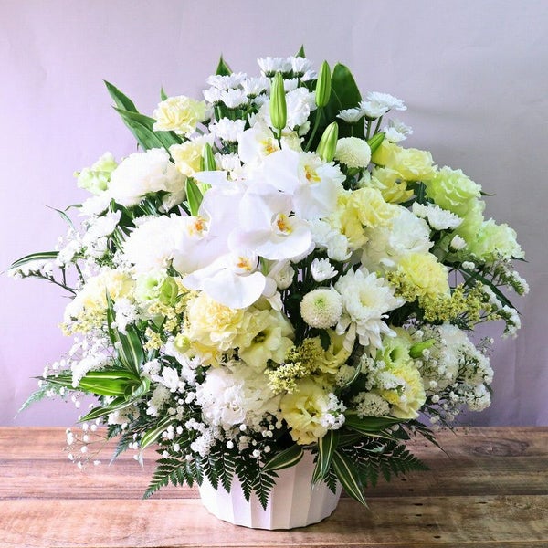 喪中のお供え花。年内に亡くなった人へ贈るお悔やみ花。喪中はがきが届いたときに贈るお供え用のアレンジメント