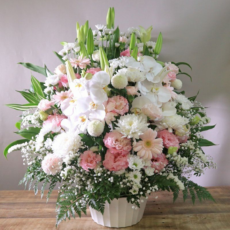 喪中のお供え花。年内に亡くなった人へ贈るお悔やみ花。喪中はがきが届いたときに贈るお供え用のアレンジメント