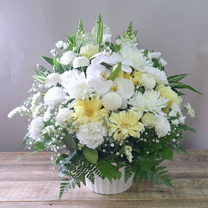 喪中のお供え花。年内に亡くなった人へ贈るお悔やみ花。喪中はがきが届いたときに贈るお供え用のアレンジメント
