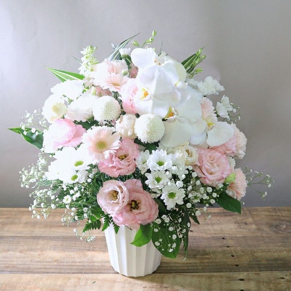 喪中のお供え花。年内に亡くなった人へ贈るお悔やみ花。喪中はがきが届いたときに贈るお供え用のアレンジメント