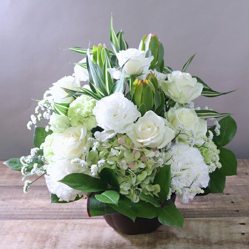 喪中のお供え花。年内に亡くなった人へ贈るお悔やみ花。喪中はがきが届いたときに贈るお供え用のアレンジメント