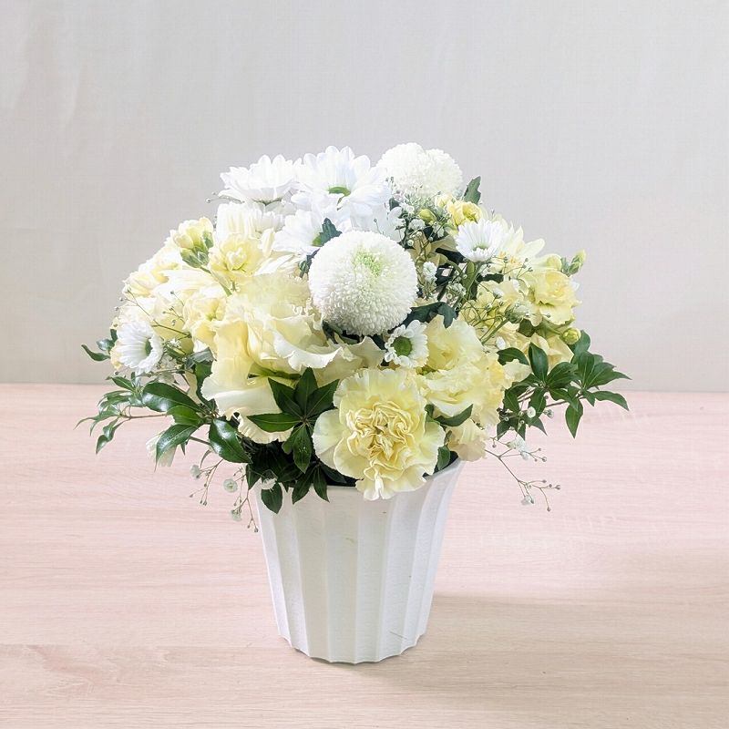 喪中のお供え花。年内に亡くなった人へ贈るお悔やみ花。喪中はがきが届いたときに贈るお供え用のアレンジメント