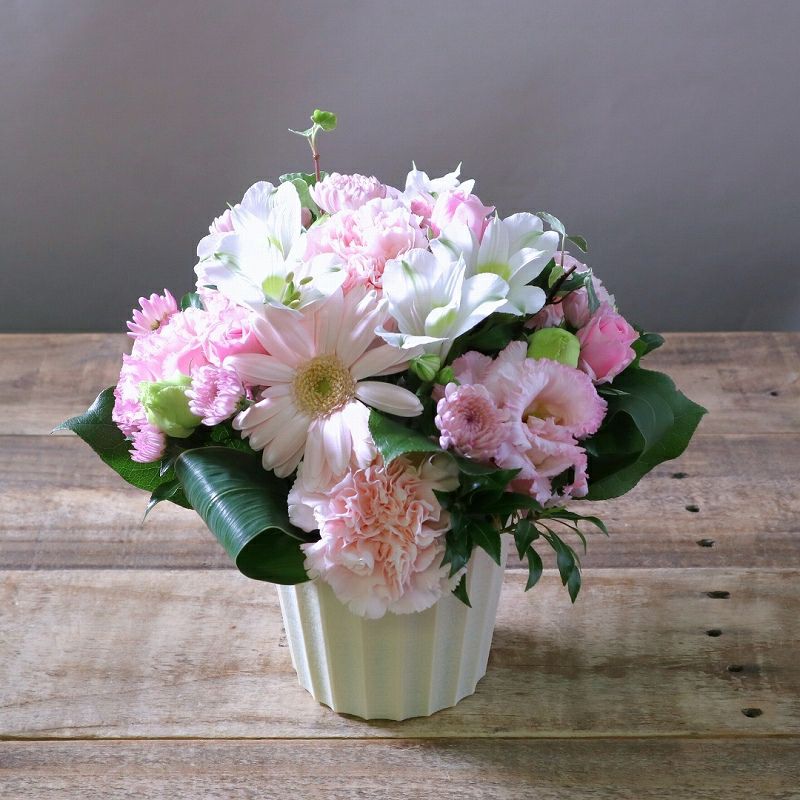 喪中のお供え花。年内に亡くなった人へ贈るお悔やみ花。喪中はがきが届いたときに贈るお供え用のアレンジメント