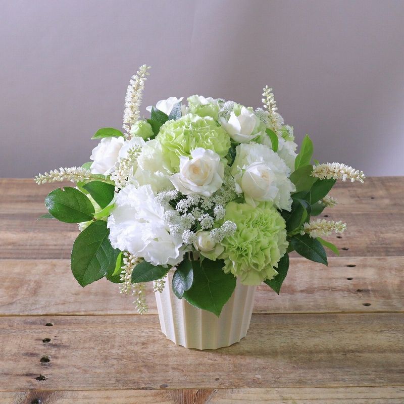 喪中のお供え花。年内に亡くなった人へ贈るお悔やみ花。喪中はがきが届いたときに贈るお供え用のアレンジメント