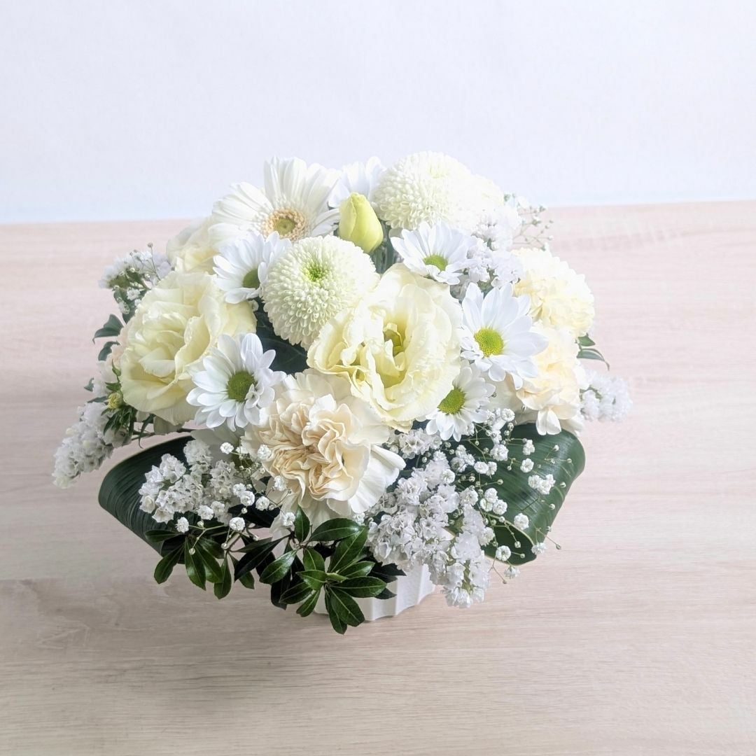 13回忌・十三回忌のお供え花・お悔やみの花。家族や友人の十三回忌法要、実家に贈るお供え用のアレンジメント