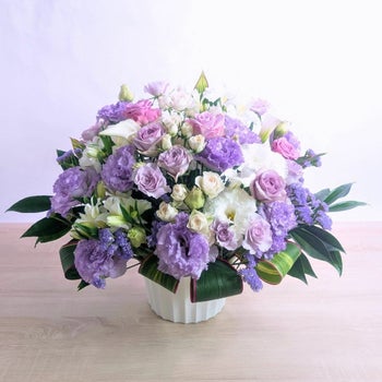 ７回忌・七回忌のお供え花。家族や友人の七回忌法要、実家に贈るお供え用のアレンジメント