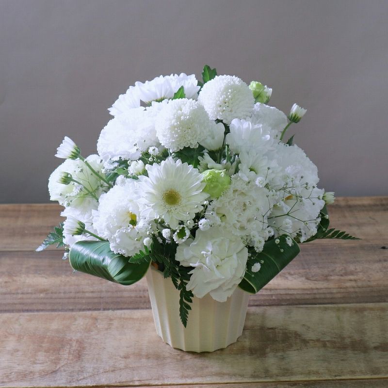 ３回忌・三回忌のお供え花。家族や友人の三回忌法要、実家に贈るお供え用のアレンジメント