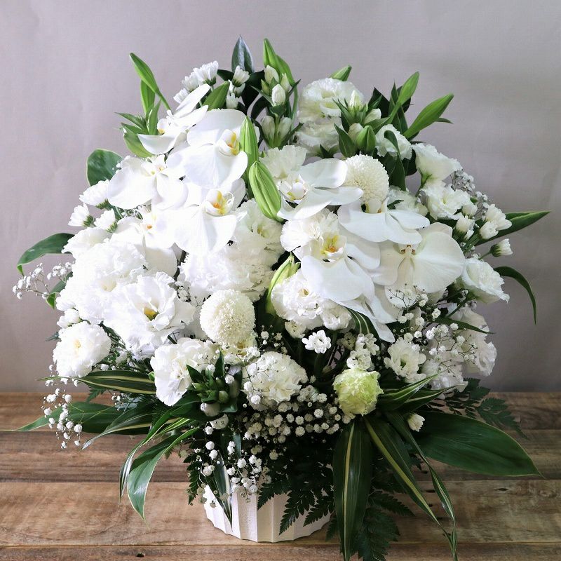 四十九日の花・49日のお供え花。家族や友人の忌明け法要、実家に贈るお供え用のアレンジメント