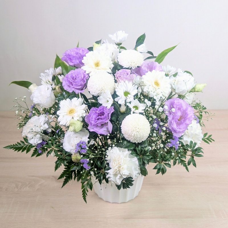 四十九日の花・49日のお供え花。家族や友人の忌明け法要、実家に贈るお供え用のアレンジメント