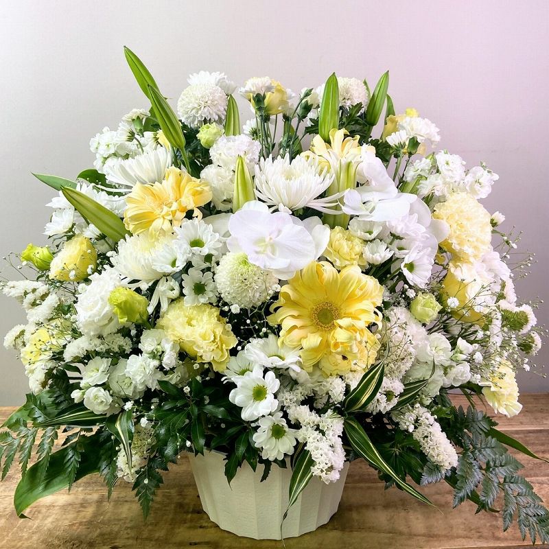 一周忌の花・1回忌のお供え花。家族や友人の忌明け法要、実家に贈るお供え用のアレンジメント