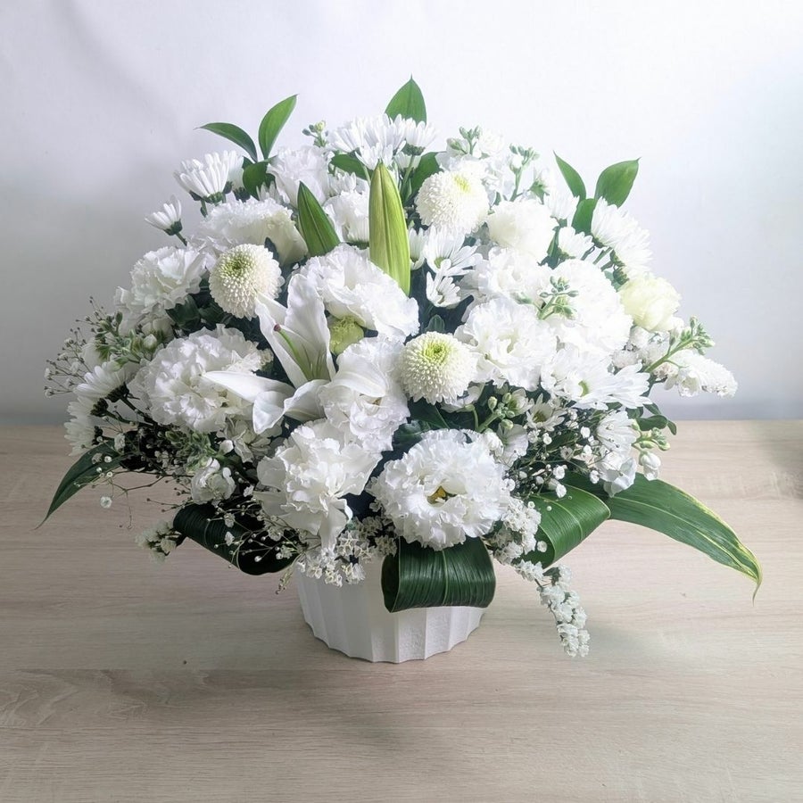 一周忌の花・1回忌のお供え花。家族や友人の忌明け法要、実家に贈るお供え用のアレンジメント