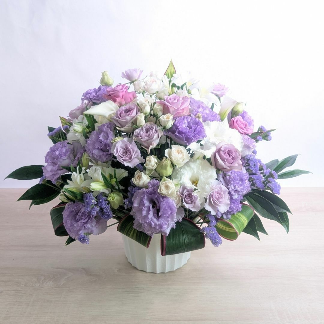 一周忌の花・1回忌のお供え花。家族や友人の忌明け法要、実家に贈るお供え用のアレンジメント