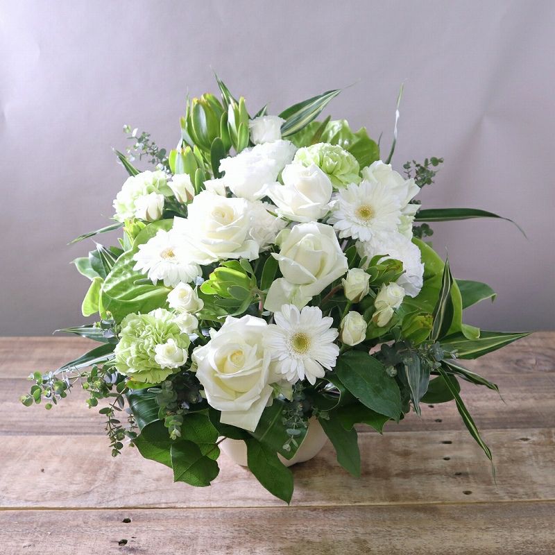 一周忌の花・1回忌のお供え花。家族や友人の忌明け法要、実家に贈るお供え用のアレンジメント