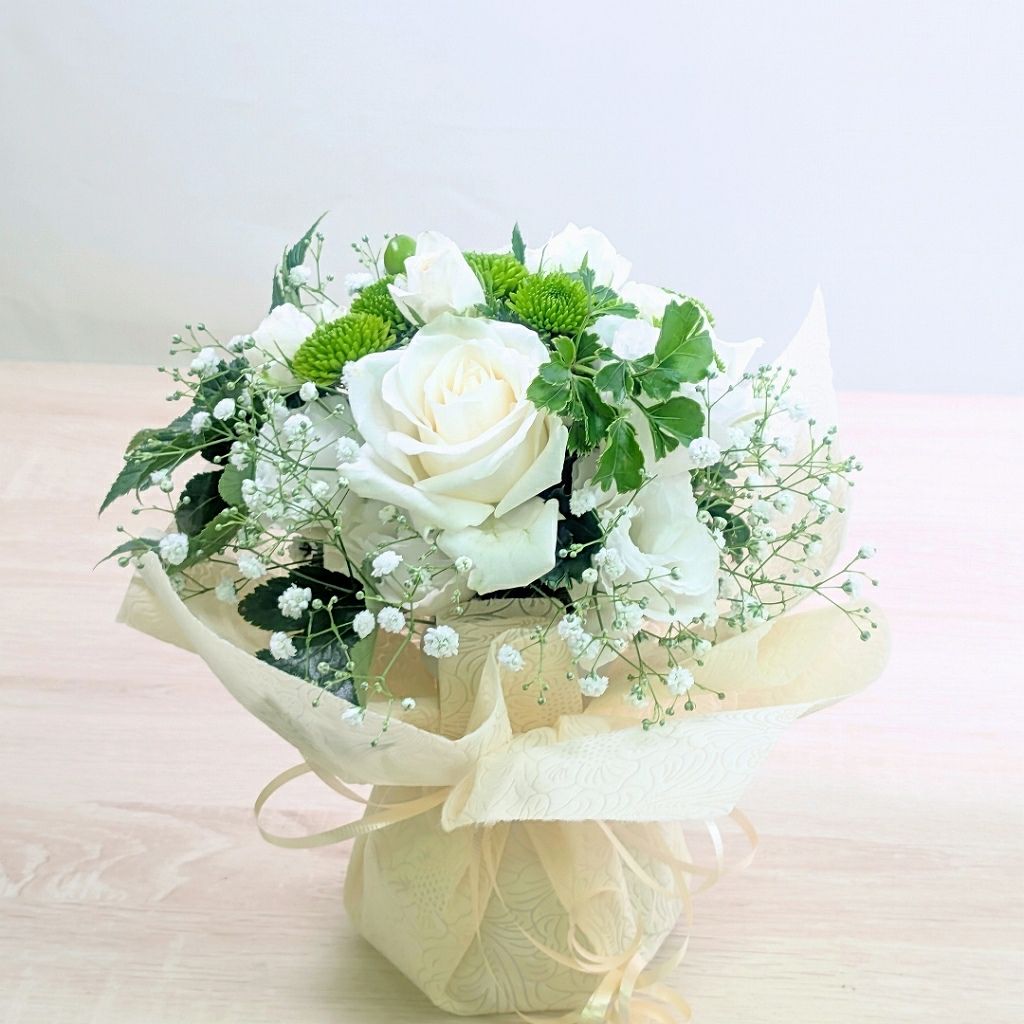 一周忌の花・1回忌のお供え花。家族や友人の忌明け法要、実家に贈るお供え用のアレンジメント